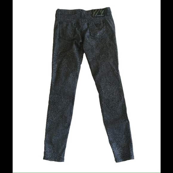 Guess Gray and Black Cheetah Skinnies, Size 25 🔴CLEARANCE🔴 - Picture 2 of 2